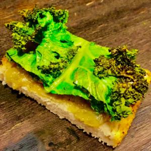 tartine de kale sur caviar d'aubergine.jpg